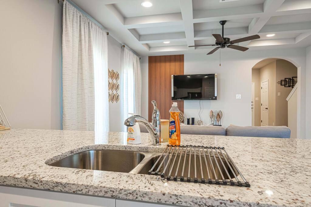 Gorgeous, Brand New 3 Bedrooms Home- Built 2024, Near Seaworld & Lackland Afb سان أنطونيو المظهر الخارجي الصورة