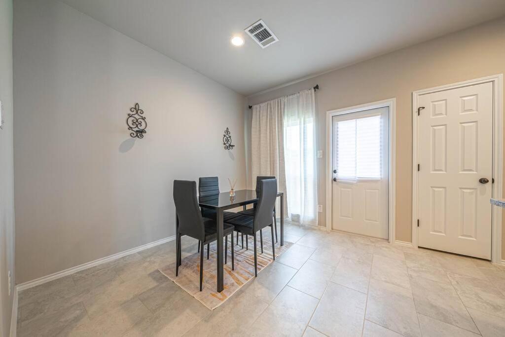 Gorgeous, Brand New 3 Bedrooms Home- Built 2024, Near Seaworld & Lackland Afb سان أنطونيو المظهر الخارجي الصورة